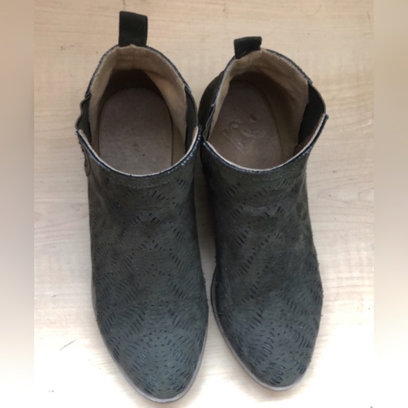 GREEN SUEDE ANKLE BOOTS - Picture 2 of 6